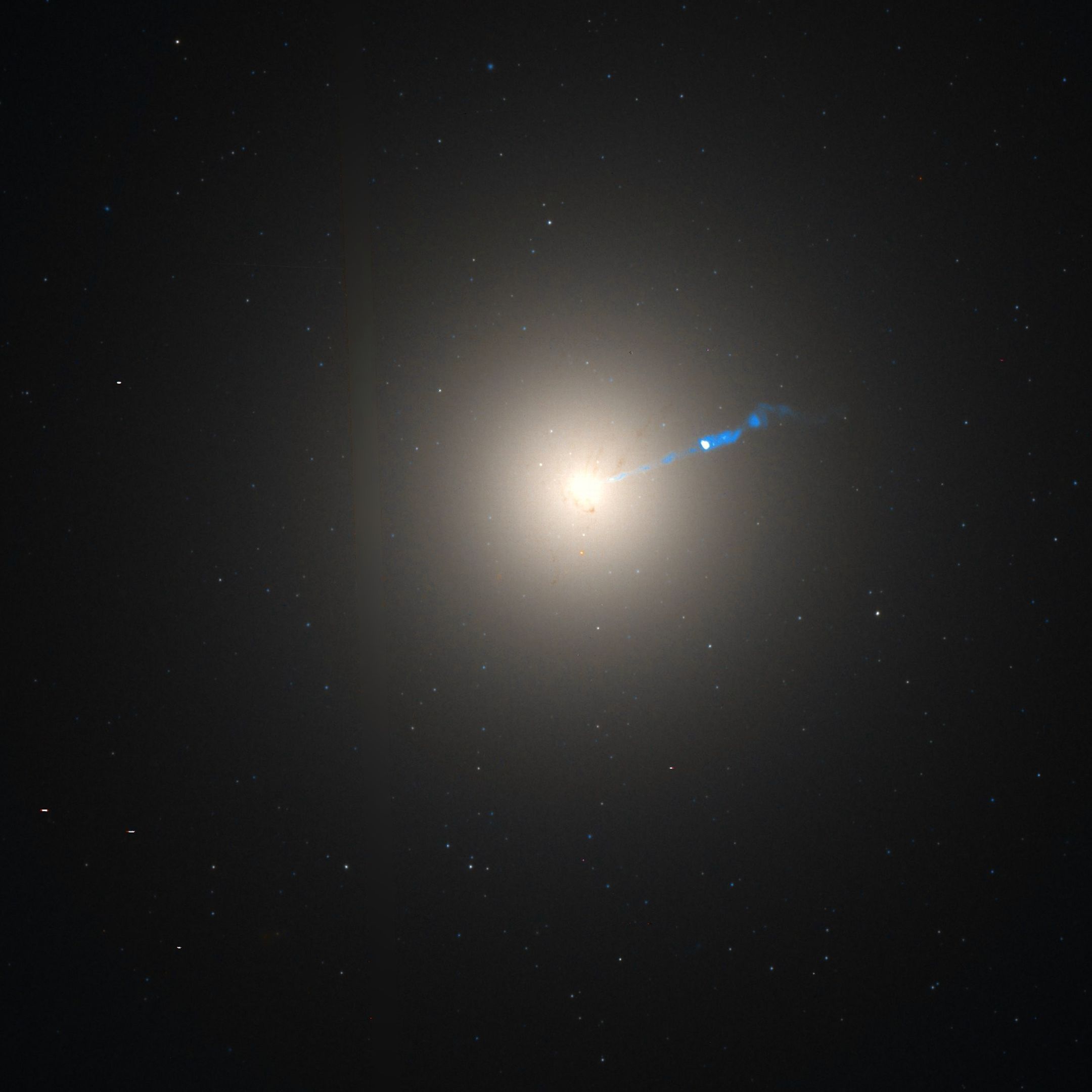 Der galaktische Kern von M87, aufgenommen mit dem
     Hubble Teleskop, mit dem auffälligen Jet der von dem Schwarzen
     Loch erzeugt wird.
     (<a
     href='https://commons.wikimedia.org/w/index.php?curid=7598267'>NASA,
     WikiSky</a>)